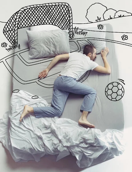 Vista superior de la foto de un hombre joven durmiendo en una gran cama blanca y sus sueños —  Fotos de Stock