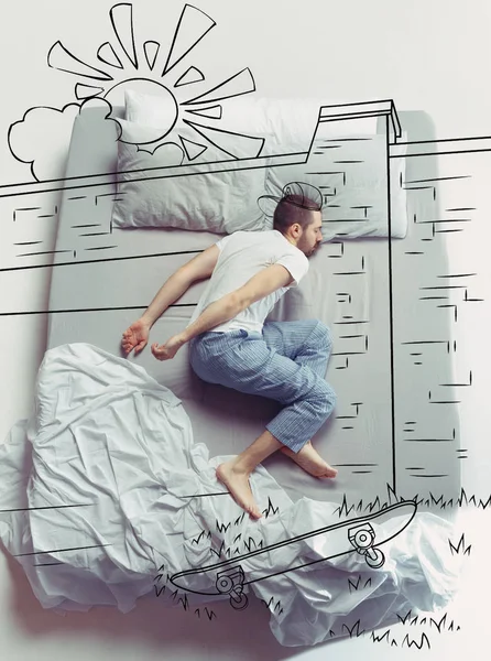 Pohled shora fotografie mladého muže v bílé posteli a jeho sny — Stock fotografie