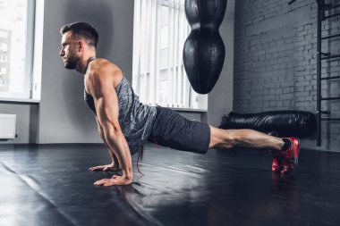 Spor salonunda sert atlet trenler. Fitness ve sağlıklı yaşam konsepti.