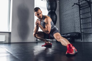 Spor salonunda sert atlet trenler. Fitness ve sağlıklı yaşam konsepti.