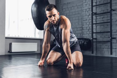 Spor salonunda sert atlet trenler. Fitness ve sağlıklı yaşam konsepti.