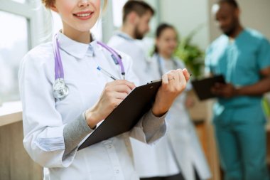 Sağlık halkı grubu. Hastane ofisinde veya klinikte çalışan profesyonel doktorlar