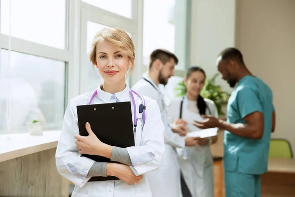 Gruppo di persone sanitarie. Medici professionisti che lavorano nello studio ospedaliero o in clinica — Foto Stock