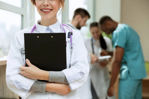 Healthcare people groep. Professionele artsen werkzaam in het ziekenhuis kantoor of kliniek — Stockfoto