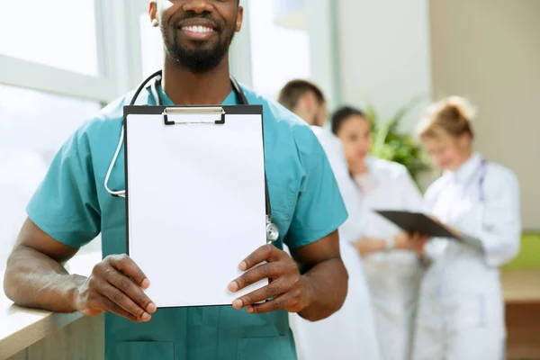 Hermoso médico africano sonriente sobre el fondo del hospital —  Fotos de Stock