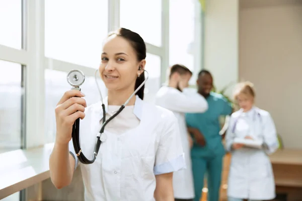 Grupo de personas de salud. Médicos profesionales que trabajan en la oficina del hospital o clínica —  Fotos de Stock