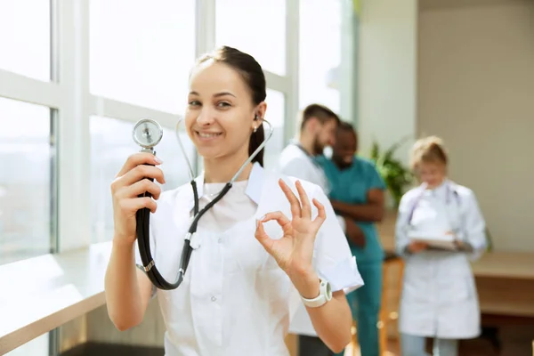 Sjukvårds personal grupp. Professionella läkare som arbetar på sjukhusets kontor eller klinik — Stockfoto