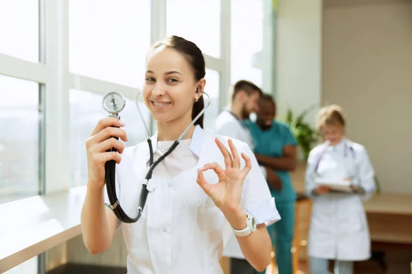 Grupo de personas de salud. Médicos profesionales que trabajan en la oficina del hospital o clínica — Foto de Stock