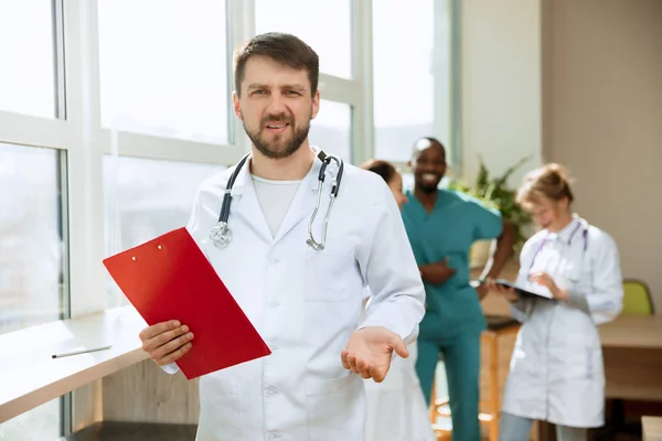 Grupo de personas de salud. Médicos profesionales que trabajan en la oficina del hospital o clínica —  Fotos de Stock