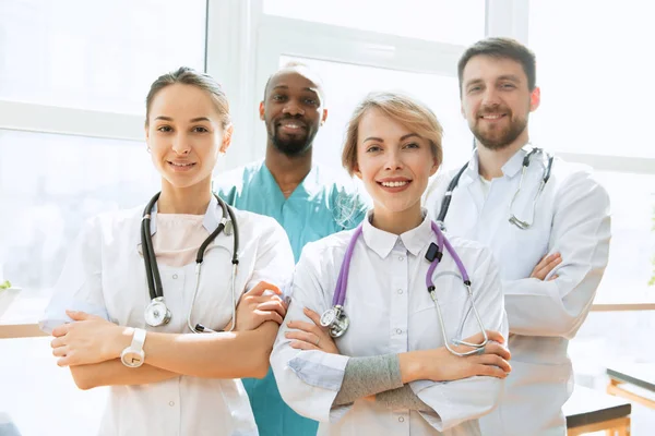 Healthcare people groep. Professionele artsen werkzaam in het ziekenhuis kantoor of kliniek — Stockfoto