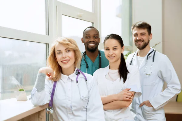 Группа по здравоохранению. Профессиональные врачи, работающие в больницах — стоковое фото