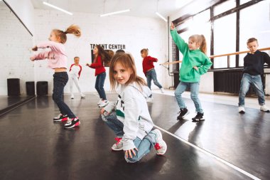 Dans okulunda çocuklar. Bale, hiphop, sokak, funky ve modern dansçılar