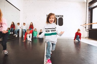 Dans okulunda çocuklar. Bale, hiphop, sokak, funky ve modern dansçılar
