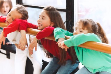 Dans okulunda çocuklar. Bale, hiphop, sokak, funky ve modern dansçılar