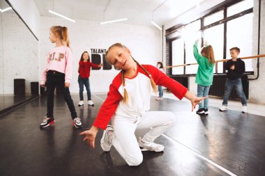 Dans okulunda çocuklar. Bale, hiphop, sokak, funky ve modern dansçılar