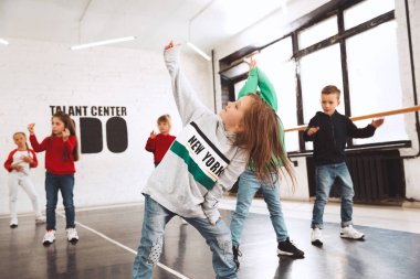 Dans okulunda çocuklar. Bale, hiphop, sokak, funky ve modern dansçılar