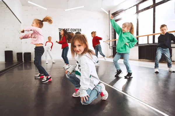 De kinderen op dansschool. Ballet, hiphop, straat, funky en moderne dansers — Stockfoto