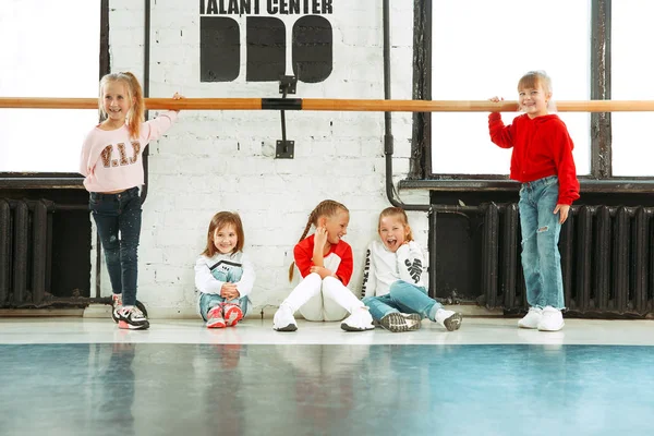 Die Kinder in der Tanzschule. Ballett, HipHop, Street, flippige und moderne Tänzer — Stockfoto