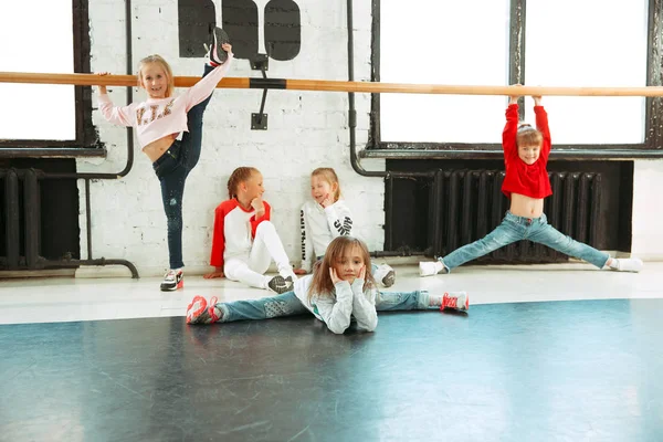 Barnen på dans skolan. Balett, hiphop, Street, funky och moderna dansare — Stockfoto