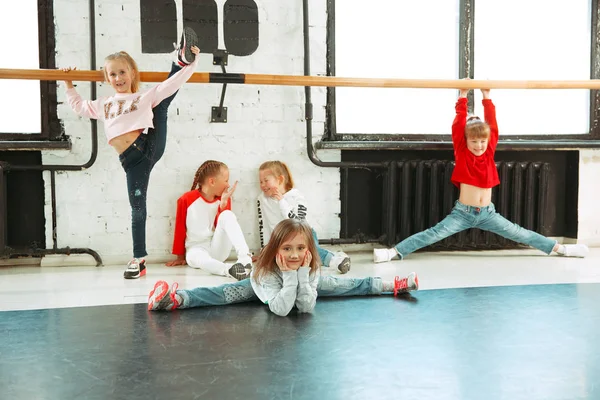Děti v taneční škole. Balet, hiphop, pouliční, funky a moderní tanečníci — Stock fotografie