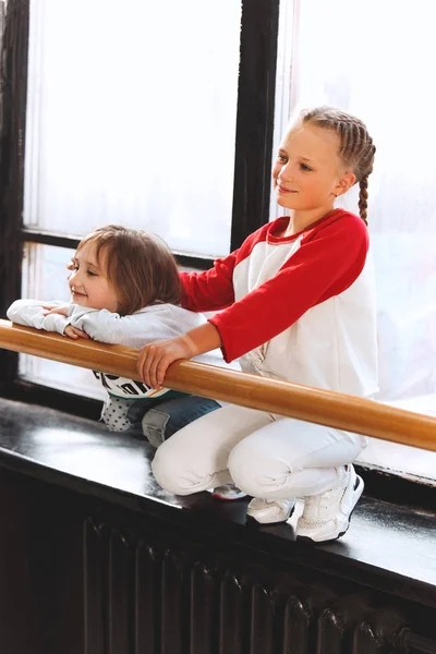 De kinderen op dansschool. Ballet, hiphop, straat, funky en moderne dansers — Stockfoto