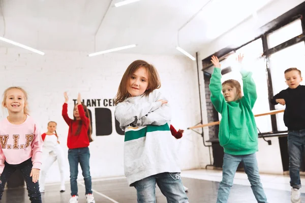 Les enfants à l'école de danse. Ballet, hiphop, street, danseurs funky et modernes — Photo
