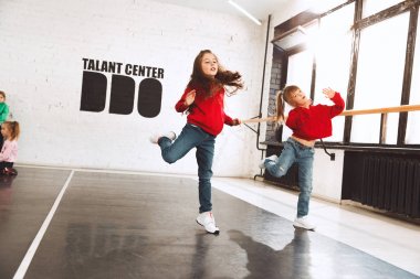 Dans okulunda çocuklar. Bale, hiphop, sokak, funky ve modern dansçılar