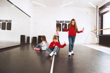 Dans okulunda çocuklar. Bale, hiphop, sokak, funky ve modern dansçılar