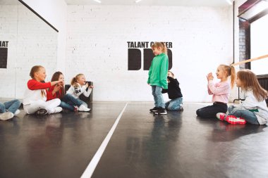 Dans okulunda çocuklar. Bale, hiphop, sokak, funky ve modern dansçılar