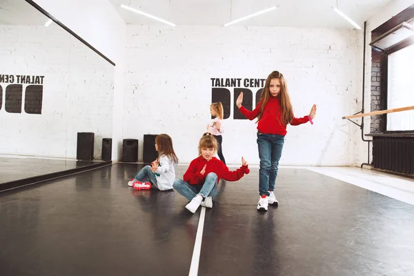 Die Kinder in der Tanzschule. Ballett, HipHop, Street, flippige und moderne Tänzer — Stockfoto