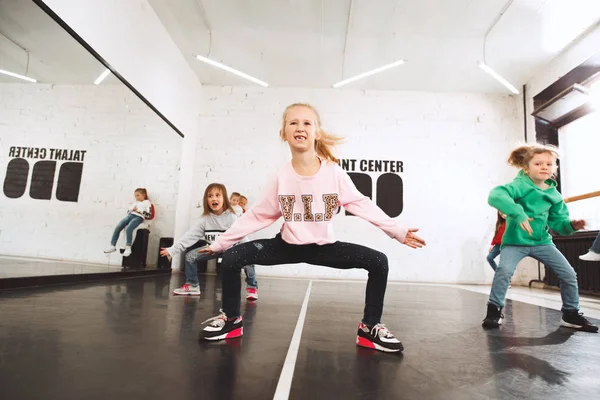 Děti v taneční škole. Balet, hiphop, pouliční, funky a moderní tanečníci — Stock fotografie