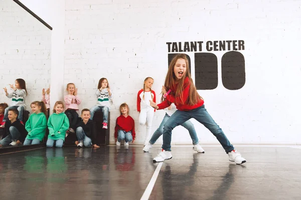Die Kinder in der Tanzschule. Ballett, HipHop, Street, flippige und moderne Tänzer — Stockfoto