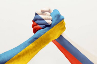 İki el. Rusya Federasyonu bayrağı. Ukrayna bayrağı.