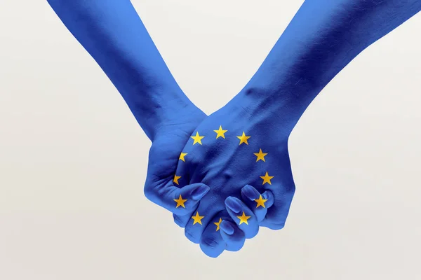 Menselijke handen houden gekleurd in blauwe EU-vlag — Stockfoto