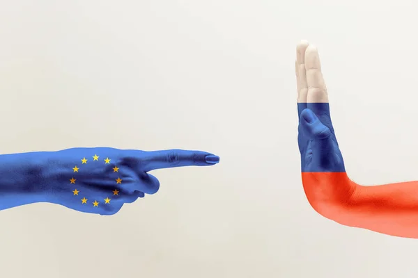 Hand gekleurd in vlaggen van de EU en Rusland — Stockfoto