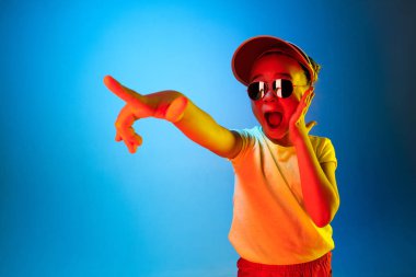 Güzel genç kız üzerinde izole mavi şaşırttı