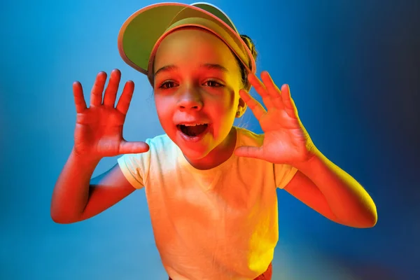 Mooie tiener meisje op zoek verrast geïsoleerd op blauw — Stockfoto