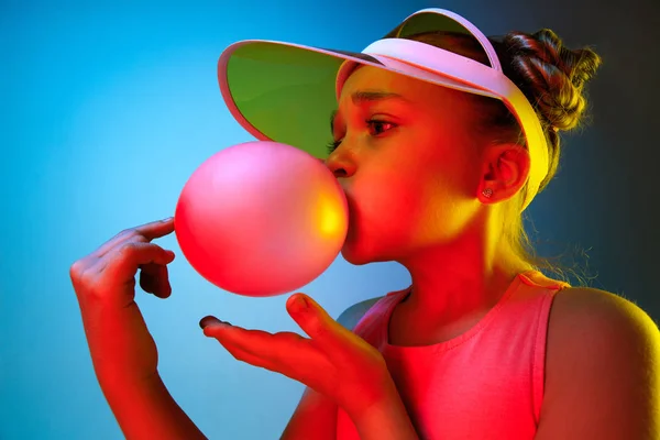 若い女の子吹いて風船ガム — ストック写真