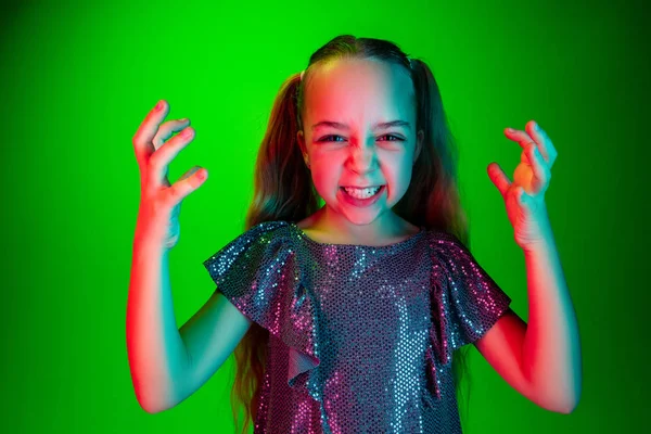 Retrato de irritado teen menina sobre verde estúdio fundo — Fotografia de Stock