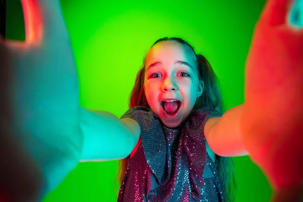 A menina adolescente feliz de pé e sorrindo contra o fundo luzes verdes . — Fotografia de Stock