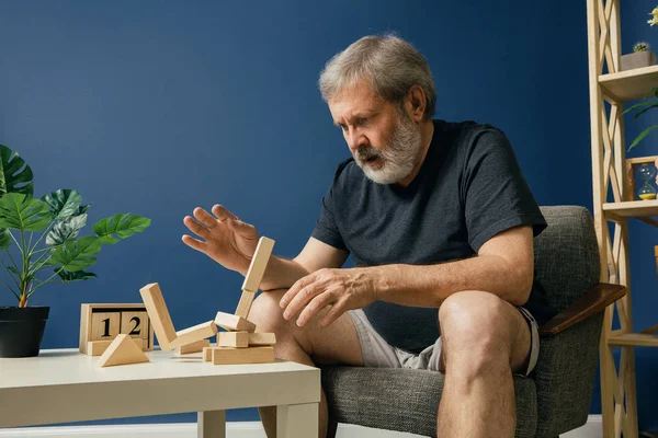 Alzheimer desease ile eski sakallı adam — Stok fotoğraf