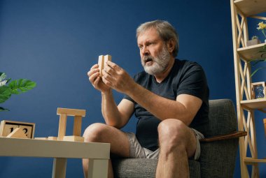 Alzheimer desease ile eski sakallı adam