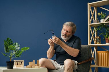 Alzheimer desease ile eski sakallı adam