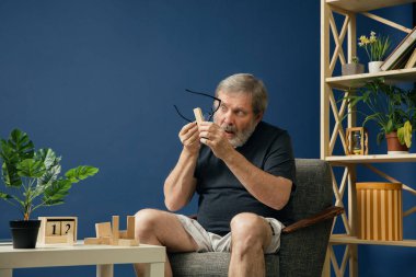 Alzheimer desease ile eski sakallı adam