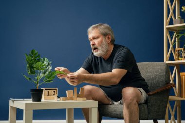 Alzheimer desease ile eski sakallı adam