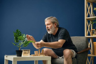 Alzheimer desease ile eski sakallı adam