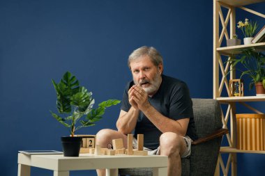 Alzheimer desease ile eski sakallı adam