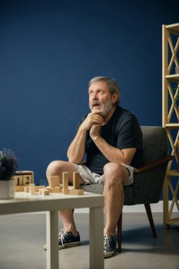 Alzheimer desease ile eski sakallı adam