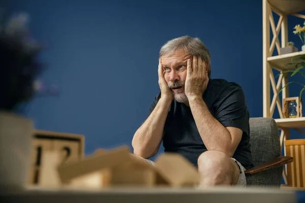 Alzheimer desease ile eski sakallı adam — Stok fotoğraf