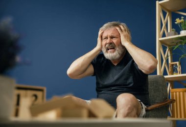 Alzheimer desease ile eski sakallı adam